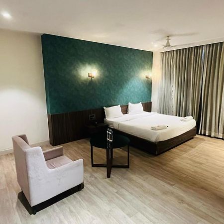 Hotel Elegant Inn Surat Exterior photo