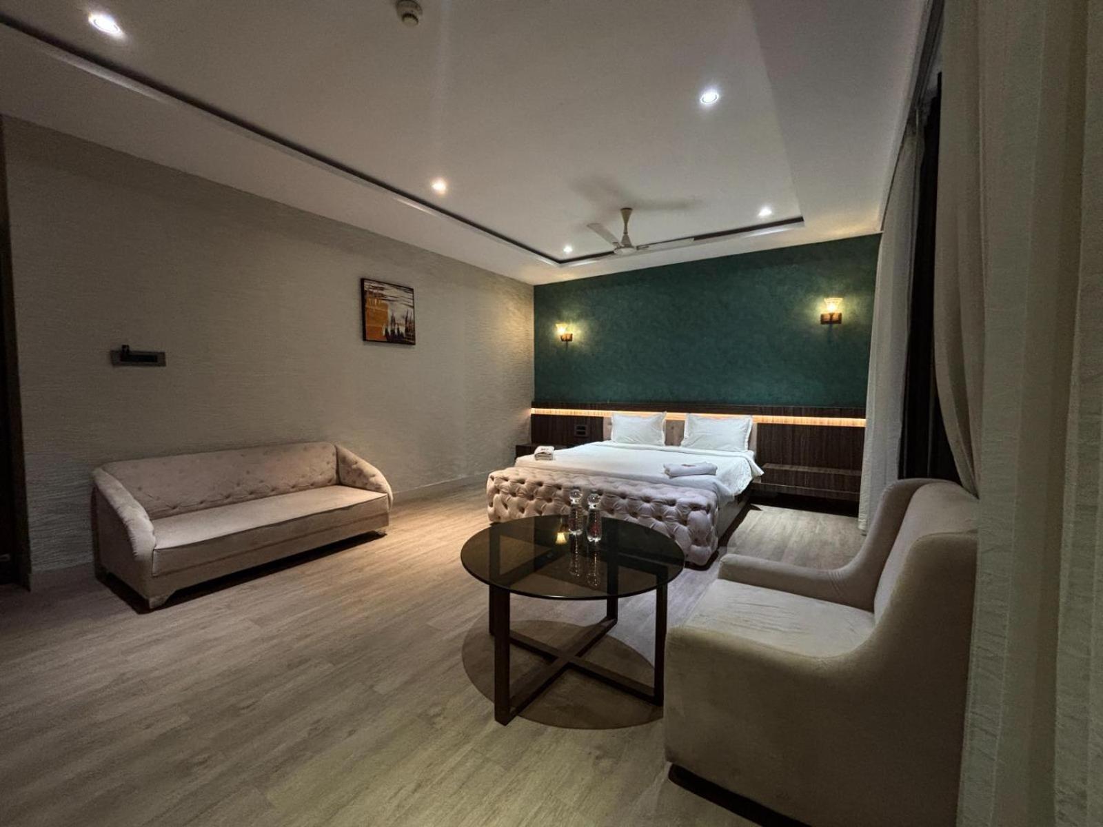 Hotel Elegant Inn Surat Exterior photo