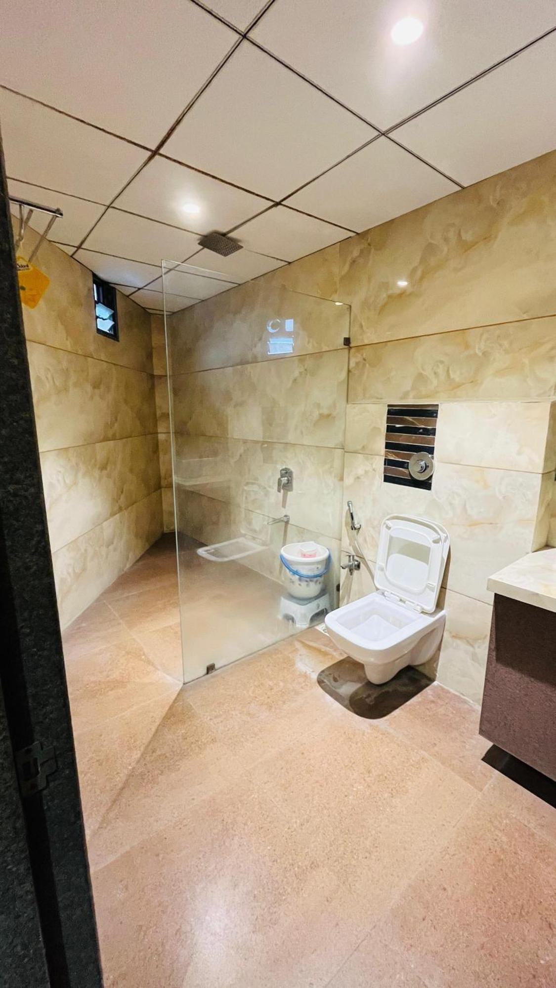 Hotel Elegant Inn Surat Exterior photo
