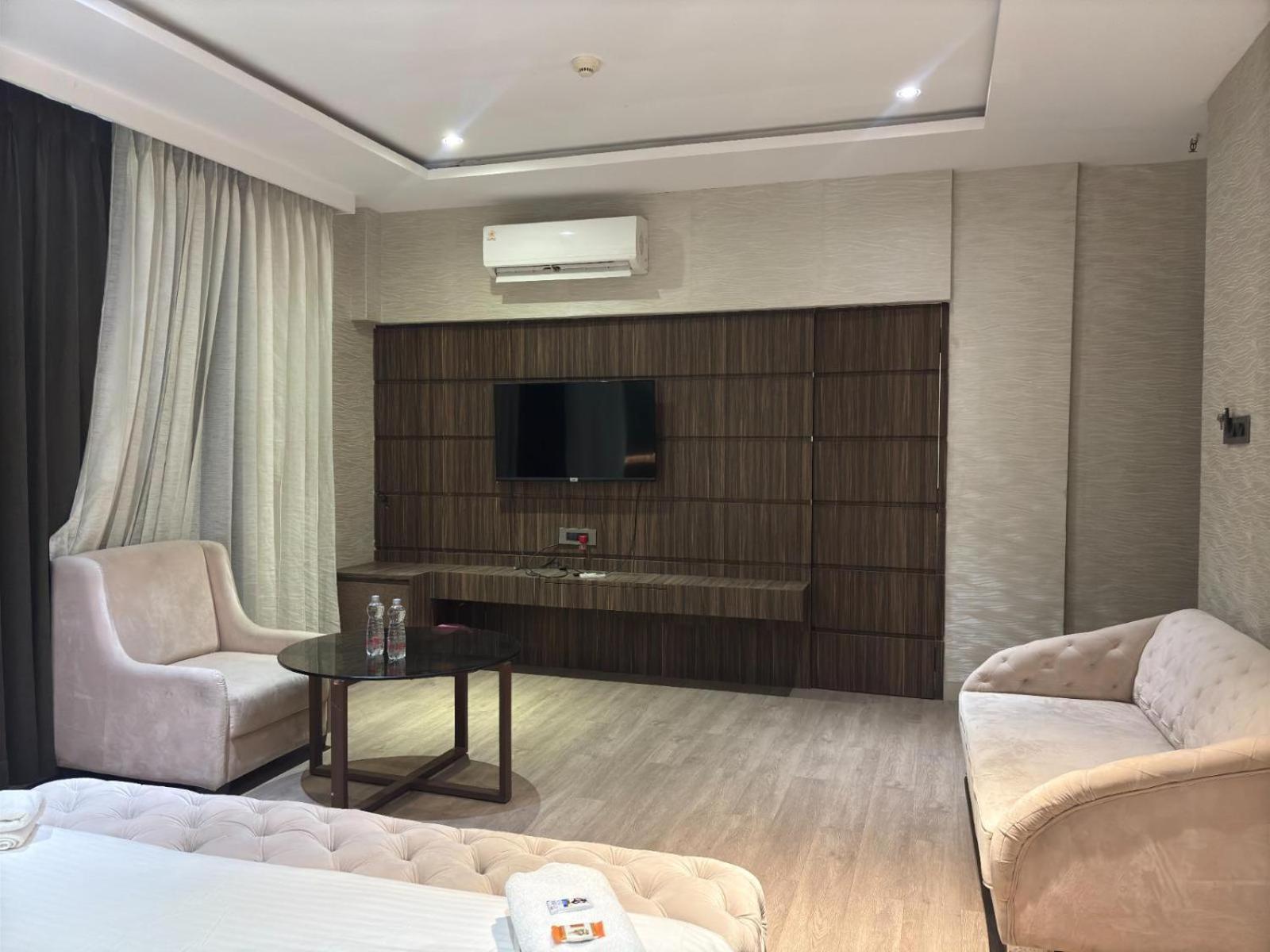 Hotel Elegant Inn Surat Exterior photo