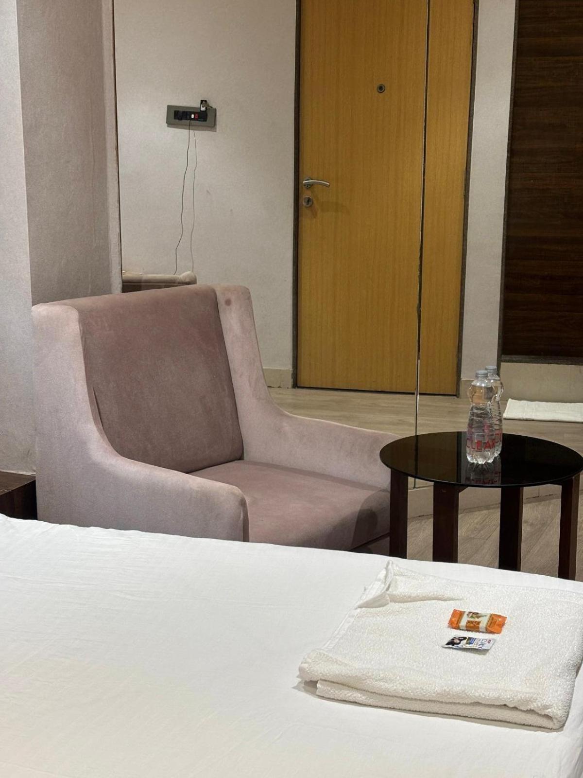 Hotel Elegant Inn Surat Exterior photo