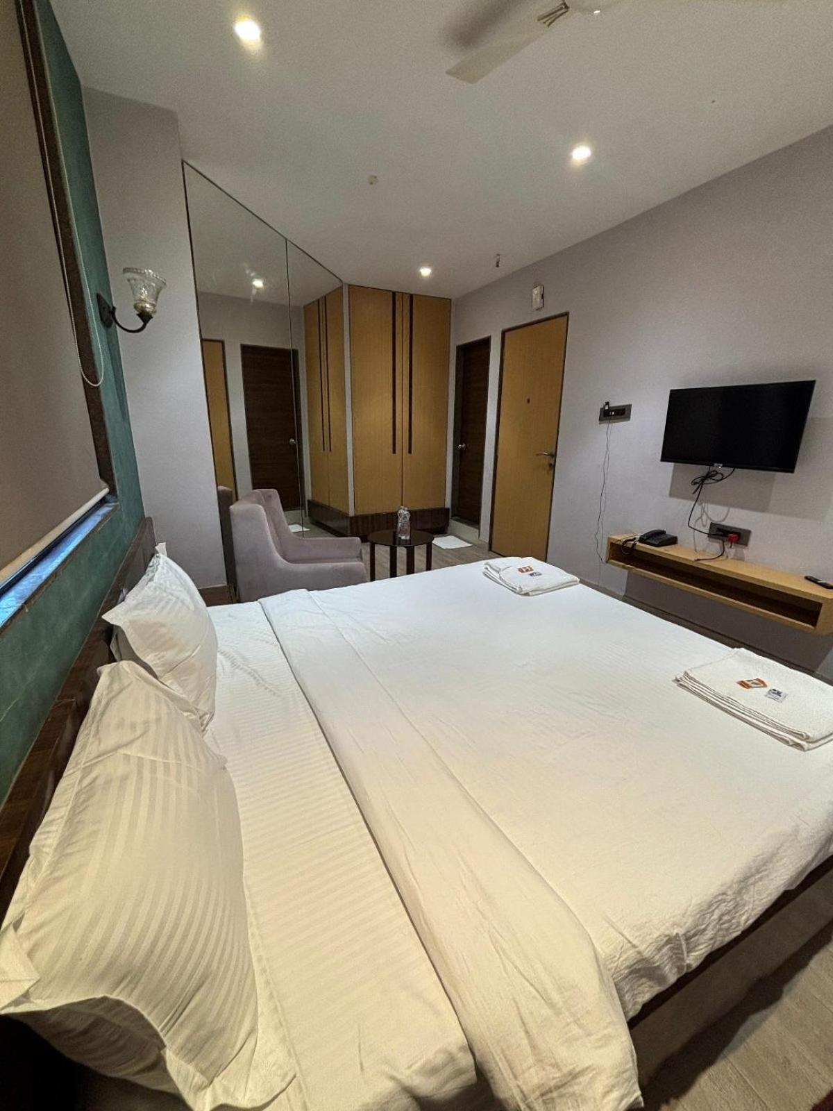 Hotel Elegant Inn Surat Exterior photo