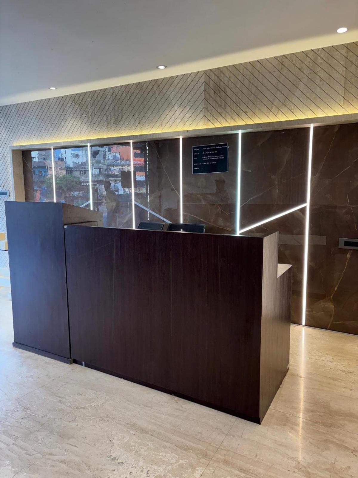 Hotel Elegant Inn Surat Exterior photo