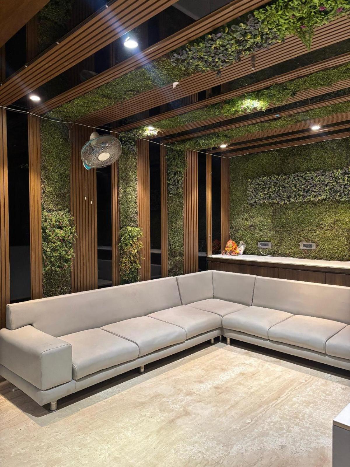 Hotel Elegant Inn Surat Exterior photo