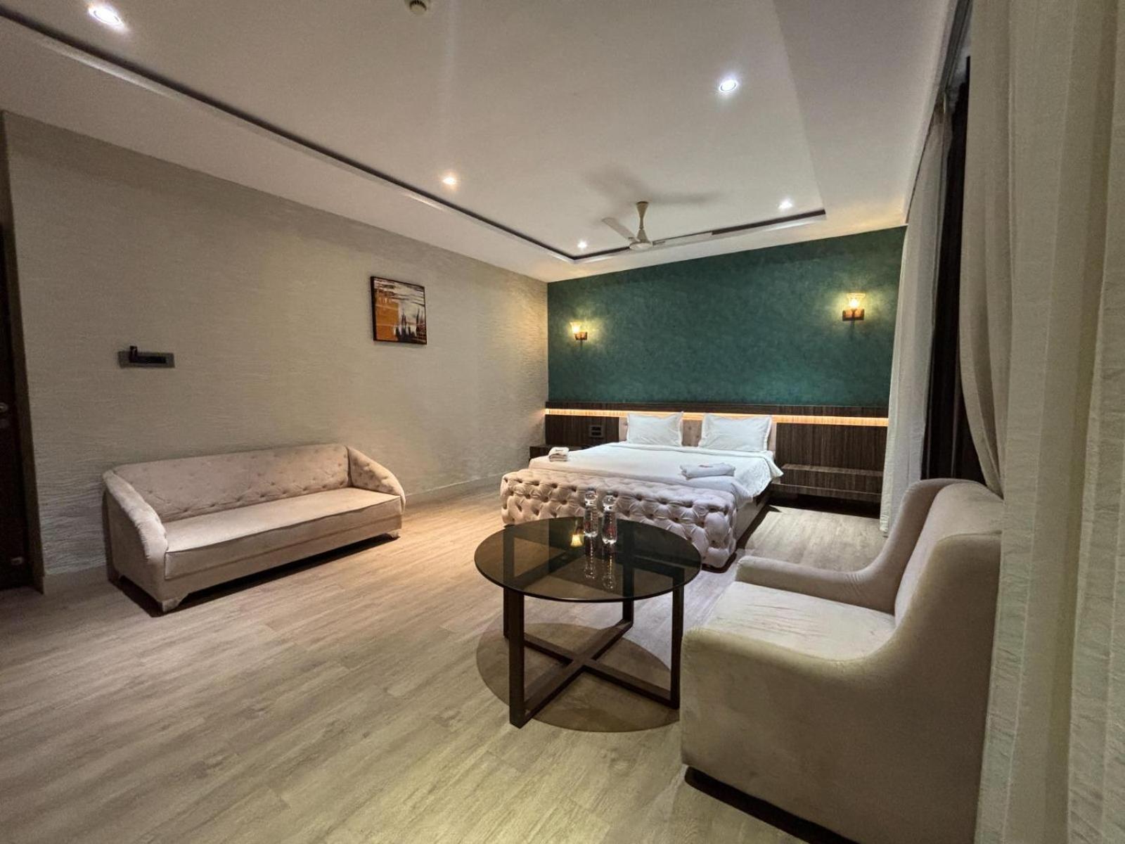 Hotel Elegant Inn Surat Exterior photo