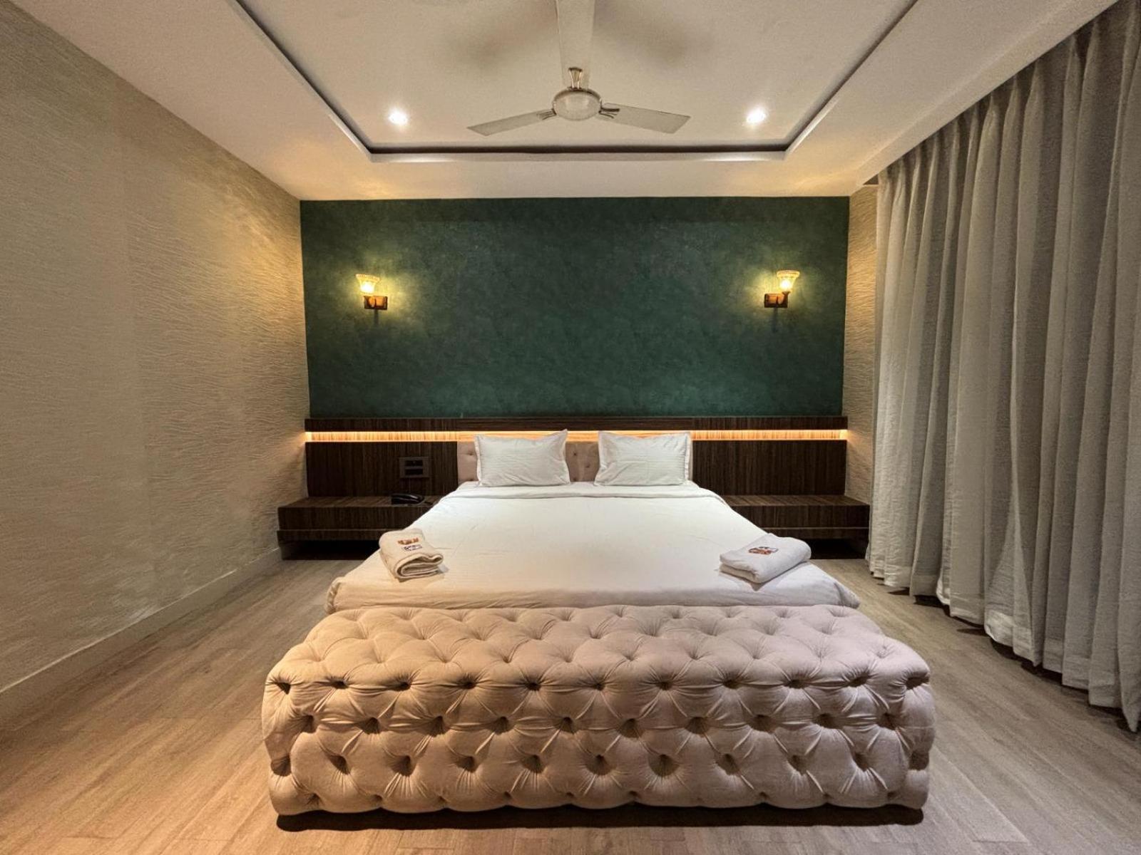 Hotel Elegant Inn Surat Exterior photo