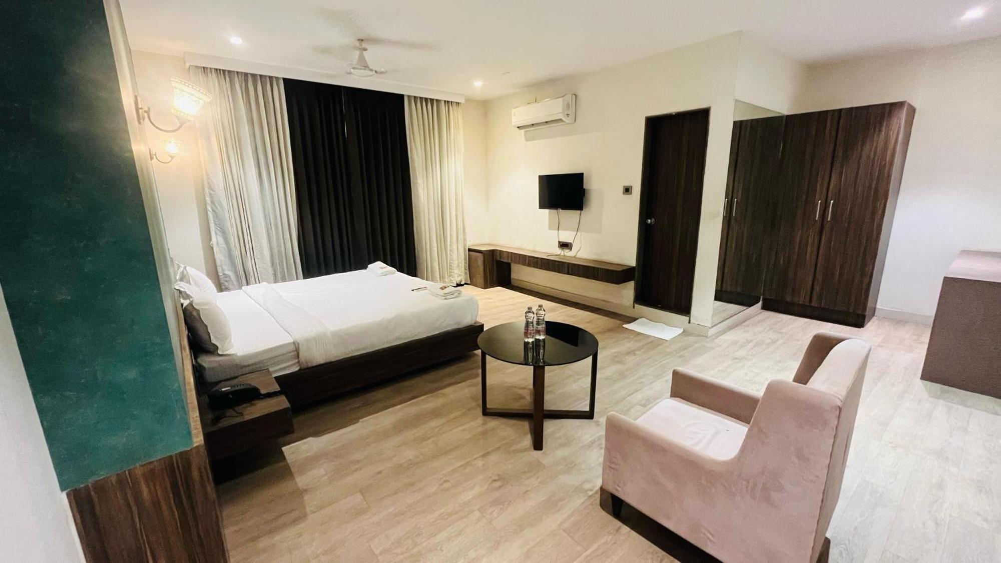 Hotel Elegant Inn Surat Exterior photo